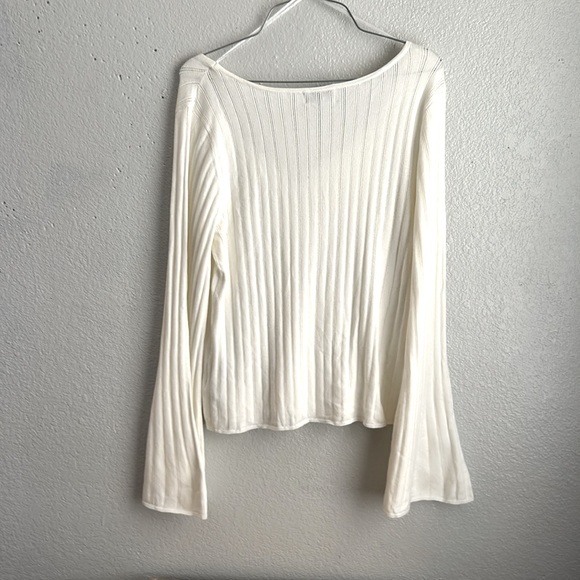 Cream bell sleeves top by sofia Vergara - Picture 2 of 3